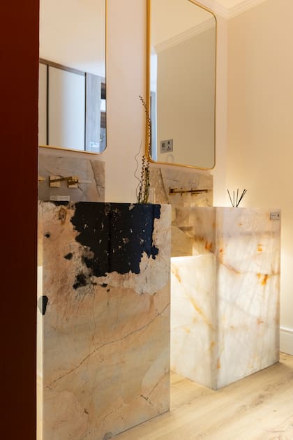 Vanitory con bacha conformada en Cuarcita Patagonia Wow retroiluminada. Desarrollado por marmolería GyG para Espacio Gaby López Monzón.