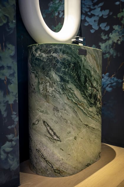 Vanitory de mármol Verde Arcadia, lustrado. Desarrollado por Artecnia para el espacio de Leti Rocco.