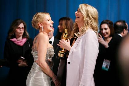 Mucha risa: Scarlett Johansson y Laura Dern, en el backstage de la fiesta