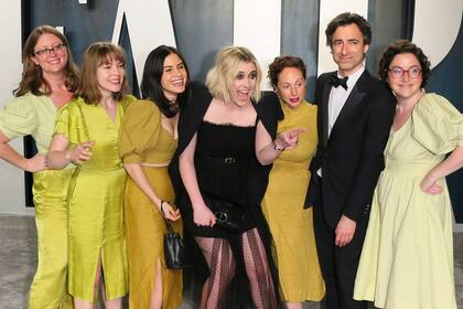 Greta Gerwig y Noah Baumbach, dispuestos a disfrutar de la noche rodeados de amigos