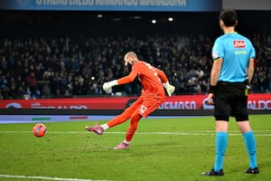 El penal ejecutado por el arquero del Napoli que sorprendió por su inusual velocidad y recorre el mundo