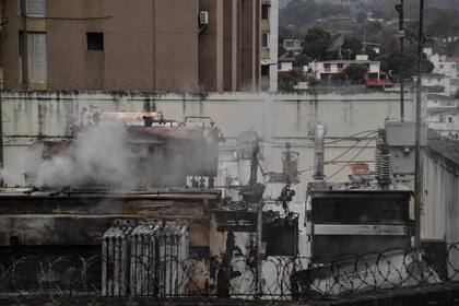 Vapor brota de los restos de una subestación eléctrica dañada de la compañía eléctrica estatal Corpoelec en Caracas.
