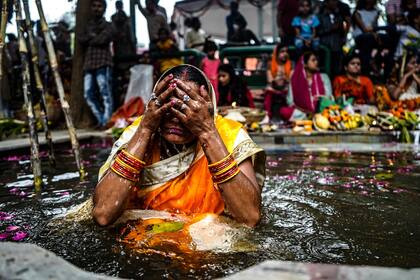 Varanasi es considerada como la morada del Dios Shiva. La ciudad es visitada para bañarse en las aguas de su río sagrado, el río Ganges, y de esa forma limpiar sus pecados y purificarse.
