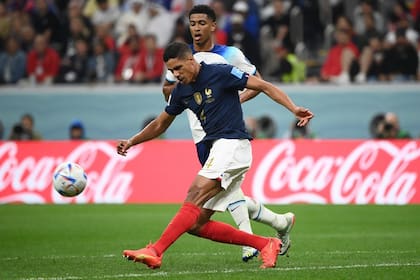 Varane en acción durante el último Mundial; tras la final ante la Argentina se retiró del seleccionado de Francia
