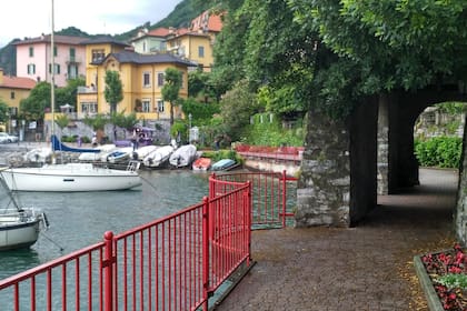 Podés recorrerlo de punta a punta a través de una pasarela con pérgolas de piedra y mucha vegetación.
