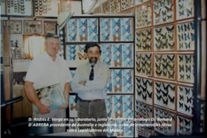 Varga atendió personalmente el museo hasta su muerte en 2019. Aquí con el famoso entomólogo australiano Bernard D’abrera.