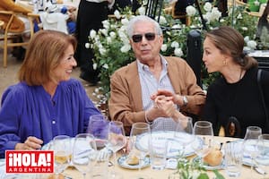 Vargas Llosa e Isabel conversan animadamente con Ana Botella, mujer de José María Aznar y ex alcaldesa de Madrid.