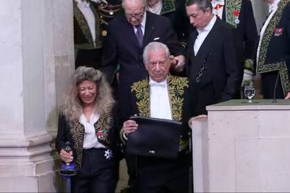 Vargas Llosa ingresó esta tarde en el recinto del Instituto de Francia del brazo de la filósofa francesa Barbara Cassin