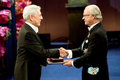 Vargas Llosa recibe el Premio Nobel de Literatura de manos del Rey Carlos XVI Gustavo de Suecia