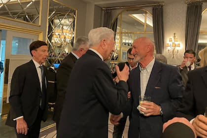 Vargas Llosa saluda a Arturo Pérez Reverte, invitado al ágape de esta tarde en un hotel de Madrid