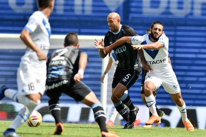 Vargas y Mercier disputan la pelota. Buen triunfo de Vélez de local.