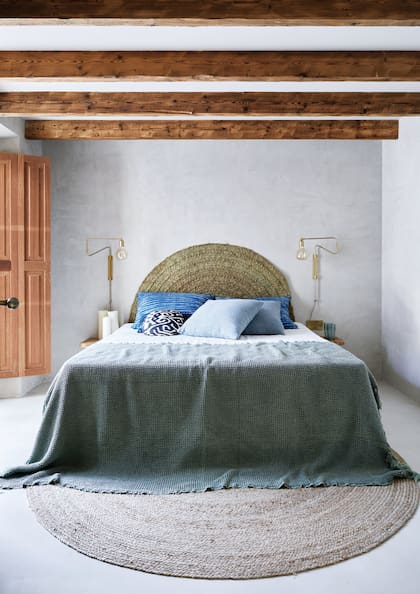 Varía el tipo de piso según la planta alta o baja, pero todos los dormitorios tienen techo con vigas de madera y textiles en combinaciones sobrias