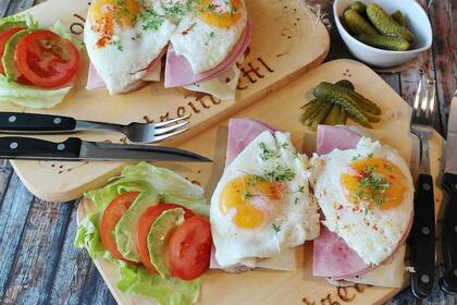 Variante de bruschettas con huevo mollet y jamón.