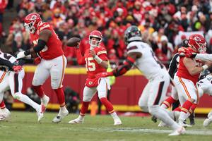 Varias cadenas ofrecen transmisiones en español de los partidos de la NFL (Archivo)