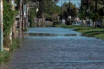 Varias calles del municipio de Quilmes amanecieron hoy inundadas