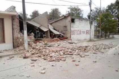 Varias casas se derrumbaron completamente tras el sismo