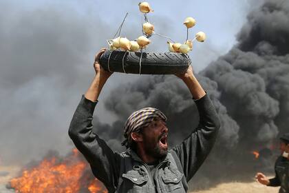 Varias cebollas atadas a una cubierta de moto, un antídoto contra los gases lacrimógenos en Gaza