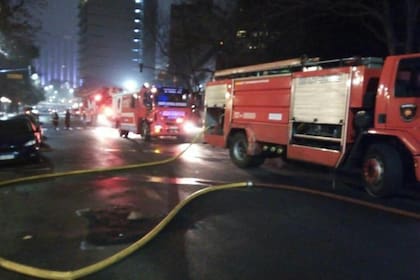 Varias dotaciones de bomberos que trabajaron en el lugar