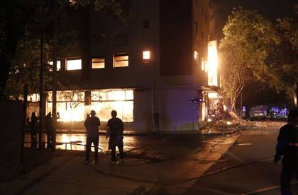 Varias dotaciones de bomberos trabajan en el lugar para intentar controlar el fuego, que comenzó a propagarse por inmuebles linderos