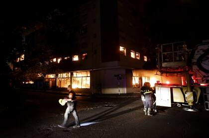 Varias dotaciones de bomberos trabajaron para apagar el incendio que se propagó a casas y edificios vecinos