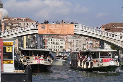 Varias embarcaciones en un canal de Venecia, ayer. (AP/Luca Bruno)