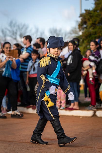 Varias escuelas de los alrededores de Yapeyú participaron del desfile con sus alumnos disfrazados de San Martín. 