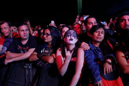 Varias generaciones se reunieron en el Parque de la Ciudad para volver a despedirse de Kiss