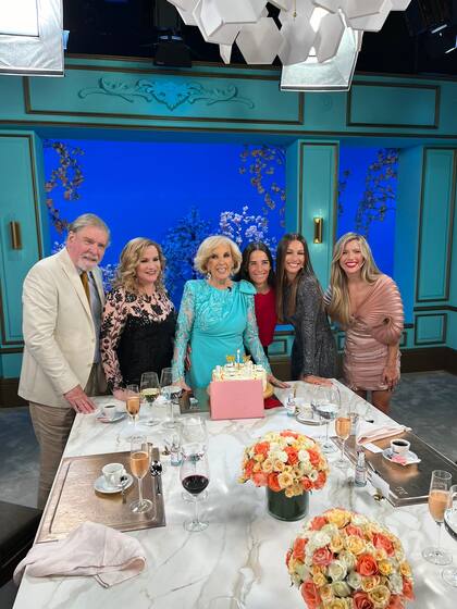 Varias horas antes del festejo, Mirtha Legrand hizo su programa, como es habitual todos los viernes. Durante la grabación que se emitirá el sábado por la noche, la Chiqui recibió una torta y recibió el canto de cumpleaños de todos sus invitados. Juana Viale, que luego debía grabar su programa, se acercó al estudio y formó parte del festejo improvisado.