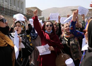Varias mujeres participan en una protesta para exigir respeto a sus derechos en Afganistán bajo el gobierno talibán, el viernes 3 de septiembre de 2021