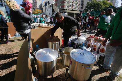 En varias plazas de la ciudad se organizaron ollas populares