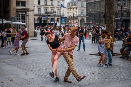 Varias parejas bailan en la Place Colette, en el centro de París, el 2 de septiembre de 2023
