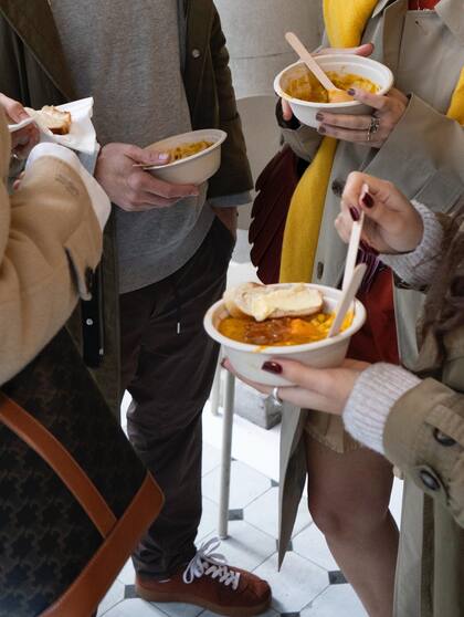 Varias personas comparten el almuerzo en un ambiente distendido y familiar