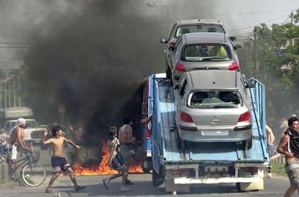 Varias personas cortaron el tránsito en una colectora de la Panamericana y atacaron a un camion que transportaba autos, el 19 de diciembre de 2001