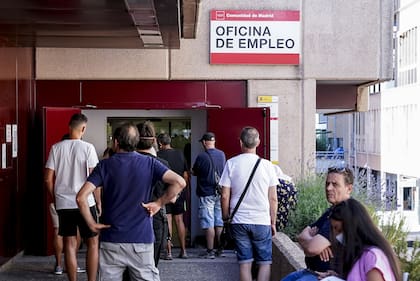 Varias personas esperan para entrar en la oficina de empleo de Azca, a 4 de julio de 2022, en Madrid (España).