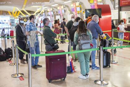 Varias personas hacen fila en el aeropuerto Adolfo Suárez Madrid-Barajas. España permitirá a partir del próximo 7 de junio la entrada a los viajeros de todos los países que acrediten haber recibido la pauta completa de una vacuna reconocida por la Organización Mundial de la Salud (OMS) o la Agencia Europea del Medicamento (EMA)