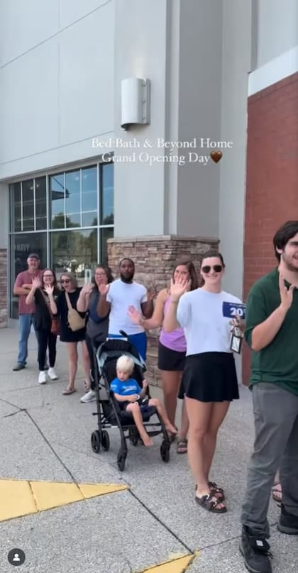 Varias personas hicieron fila para ser los primeros en entrar a la nueva sucursal (Instagram/@bedbathandbeyond)