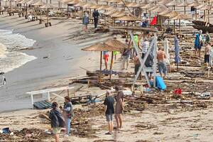 Varias personas observan los daños causados por una tormenta en la playa de Arapya, Bulgaria, el martes 5 de septiembre de 2023. (AP Foto/Milena Genadieva)