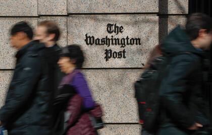 Varias personas pasan junto al edificio One Franklin Square, sede del periódico The Washington Post, el 21 de febrero de 2019, en el centro de Washington