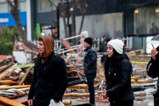 Varias personas reaccionan mientras inspeccionan los edificios destruidos tras el terremoto que sacudió Gaziantep, Turquía.