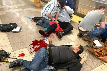 Varias personas recibieron hoy disparos de armas de fuego en una estación de subte de Brooklyn, Nueva York, informó el Departamento de Bomberos de la ciudad de Estados Unidos