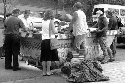 Varias personas se acercan a mirar los libros