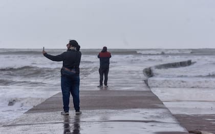 Varias personas se acercaron a la costa para retratar lo ocurrido