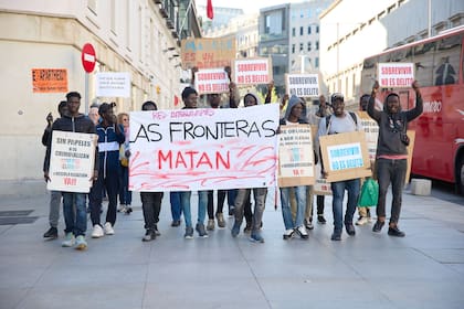 Varias personas se concentran frente al Congreso en defensa de la Iniciativa Legislativa Popular (ILP) para la regularización extraordinaria de 500.000 extranjeros