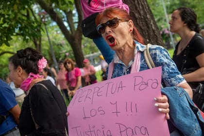 Varias personas se congregaron para escuchar el veredicto.