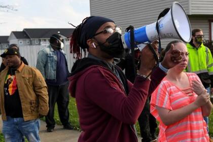 Varias personas se reunieron en el lugar del fatal tiroreo