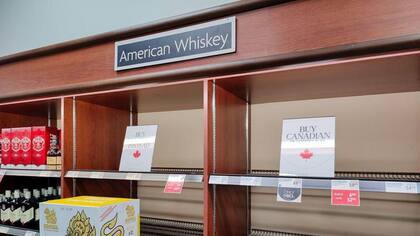 Varias provincias canadienses removieron las bebidas alcohólicas estadounidenses de las estanterías