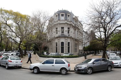 Varias residencias del barrio están ocupadas por embajadas porque su arquitectura está alineada con las propiedades que se buscan para la representación diplomática de un país en el extranjero