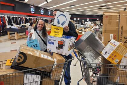 Varias tiendas de EE.UU. abrirán temprano sus puertas para que los consumidores aprovechen las ofertas por el Viernes Negro (Archivo)