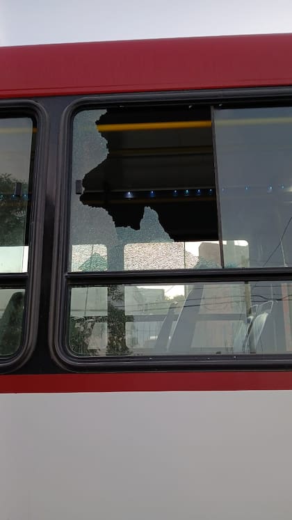 Varias unidades presentaron vidrios rotos.