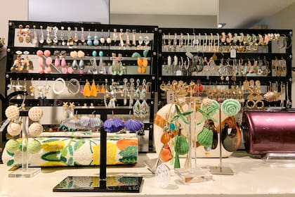 Variedad de aros en el local del barrio Salamanca, Madrid.